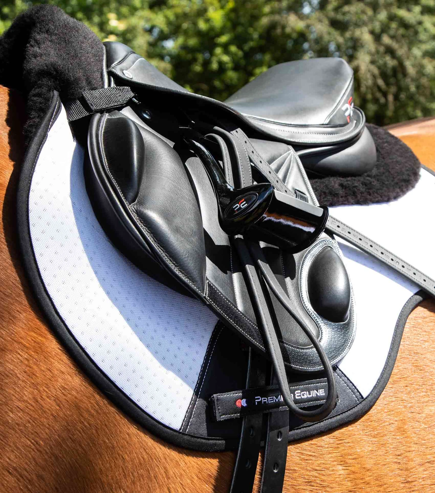 Close Contact Airtechnology Shockproof Wool Saddle Pad - GP/Jump Square Close Contact Airtechnology Shockproof Wool Saddle Pad - GP/Jump Square -Premier Equine Store Close Contact Airtechnology Shockproof European Merino Wool Half Lined GPJump Square White Black Wool 2
